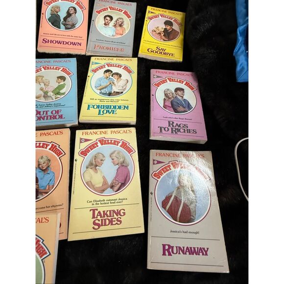 Sweet Valley High Vintage Paperback Books Lot of 34 1980's Jessica Elizabeth - Picture 8 of 8